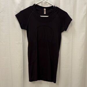 Lululemon women’s purple short sleeve top size 4